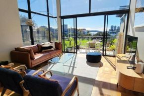 Penthouse with Private Terrace, Parking + 2 Pools, Sydney